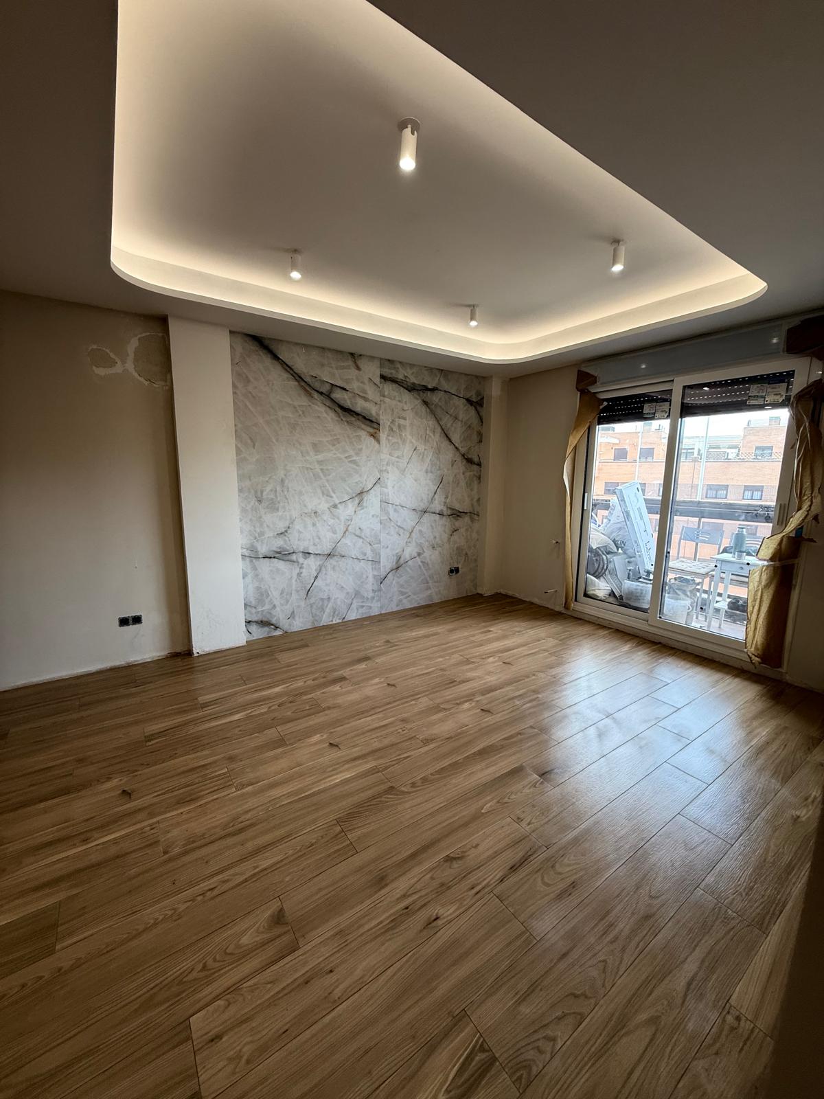 Salón con techo LED